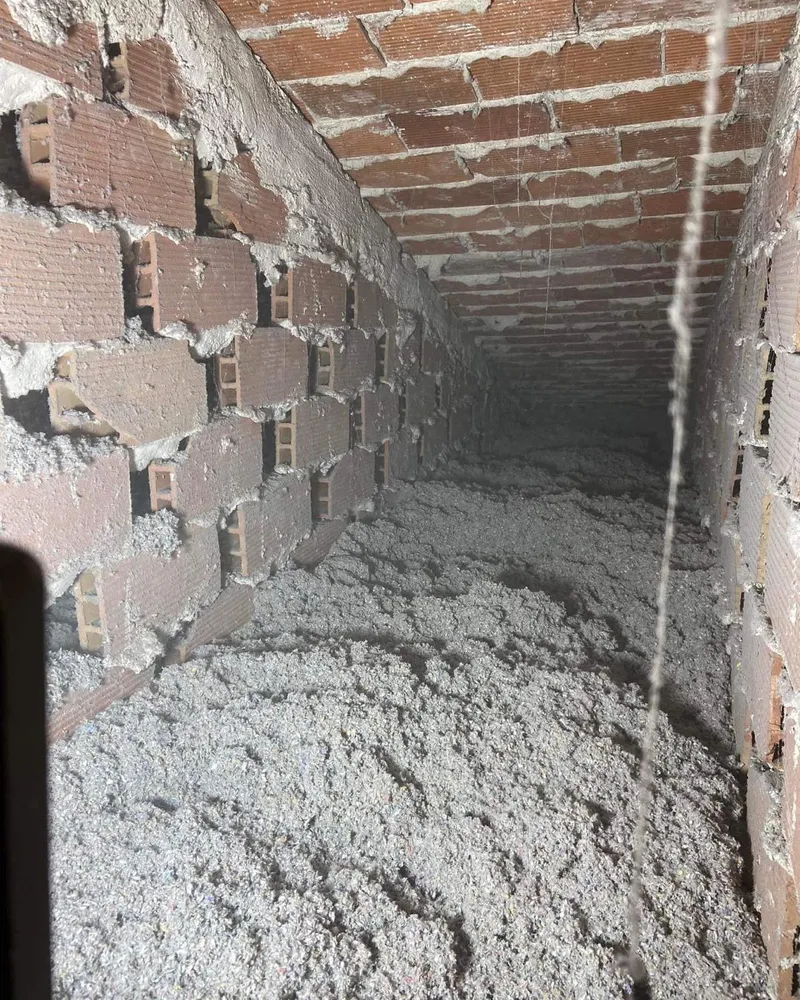 Cámara de aire entre dos hojas de ladrillo rellena de aislamiento insuflado Cámara de aire entre dos hojas de ladrillo rellena de aislamiento insuflado