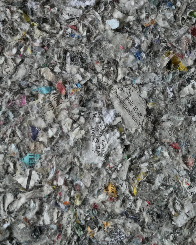 Primer plano de celulosa de papel reciclado triturado
