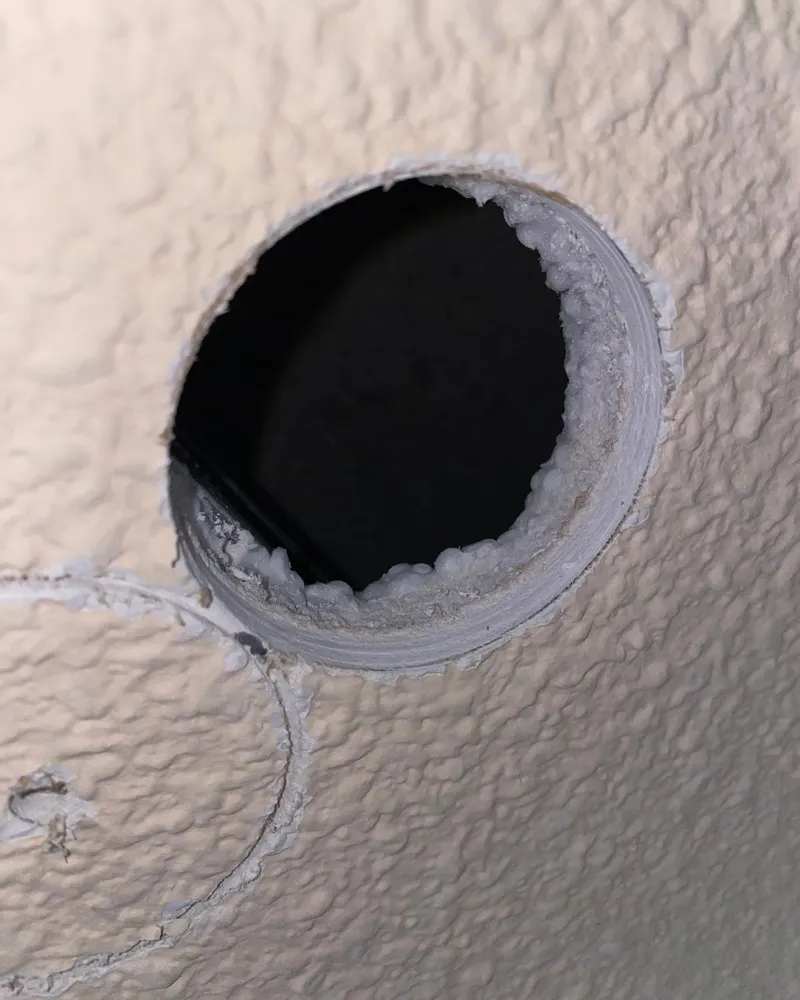 Perforación en la pared por la que se insufla el aislamiento en la cámara de aire Perforación en la pared por la que se insufla el aislamiento en la cámara de aire